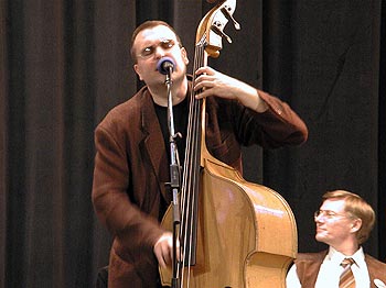 Basista a zpěvák Michal Filek, v pozadí je Jaroslav Havlas